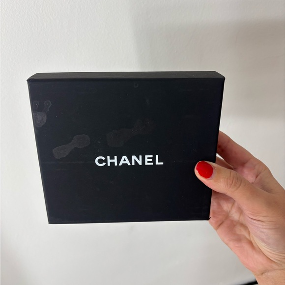 Chanel White Textured Crossbody Bag with Gold Chain - Picture 9 of 10